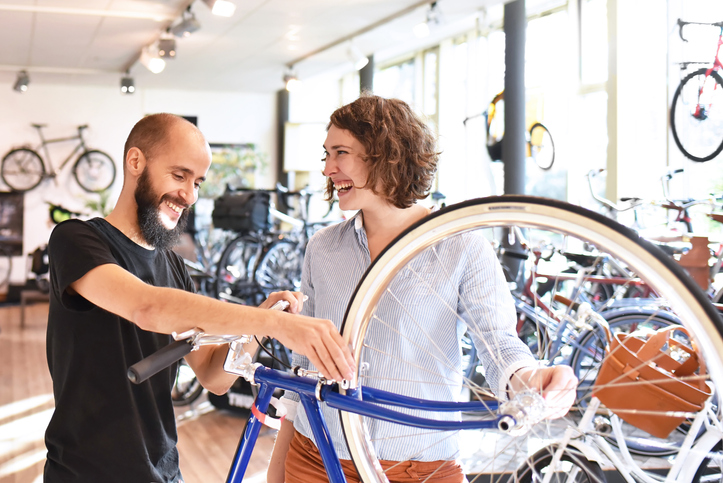 Bicycle shop consulting - salesman and customer in conversation